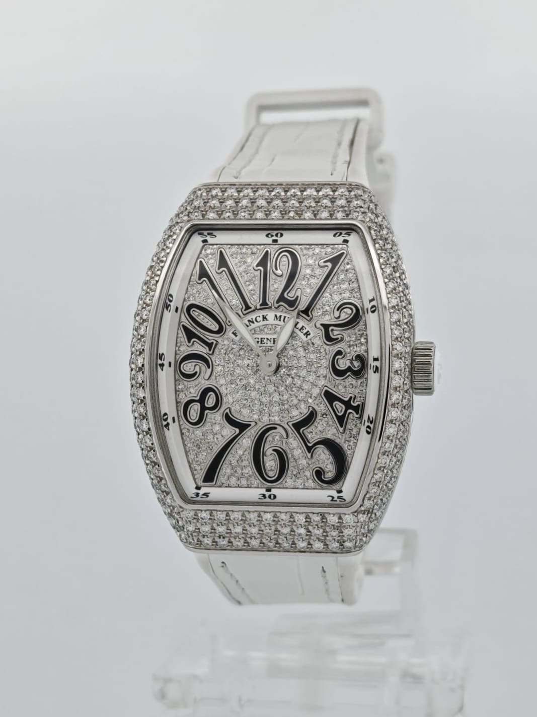 ساعة فرانك مولر فانغارد كلاسيك للسيدات بلون أبيض ٣٢ مم - ألماس مخصص V32 QZ AC BC – Custom Fixing Diamonds